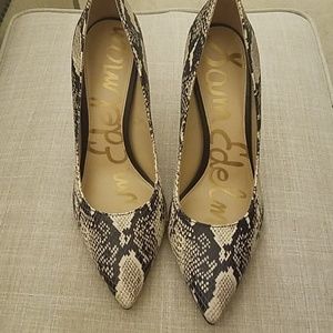 Pointed toe heels NWT